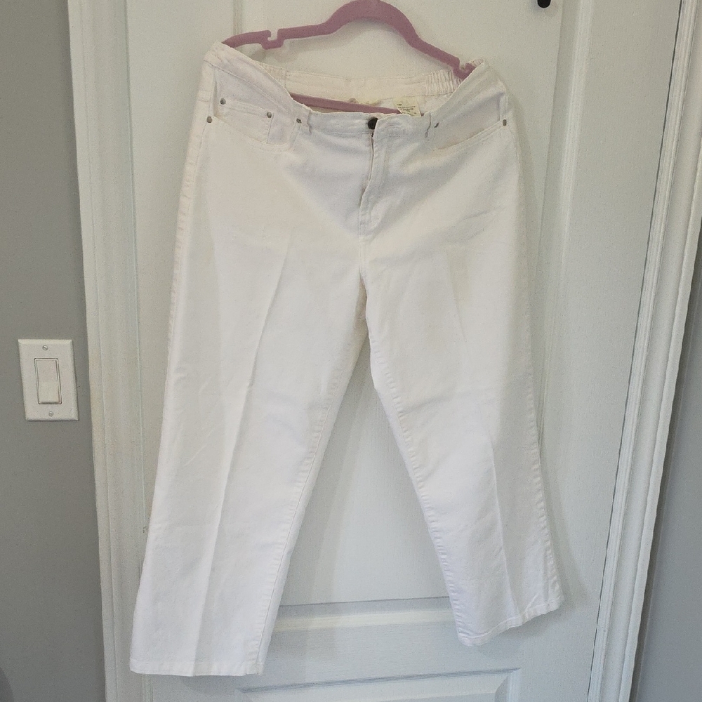 Elegant White Cropped Jeans